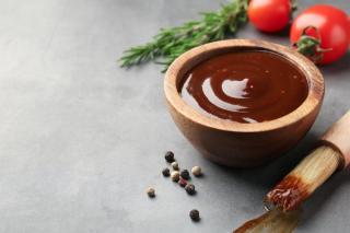 Cum prepari deliciosul sos barbeque BBQ acasă pentru un grătar cu carne sau legume