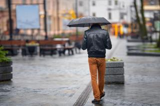 Vreme instabilă în următoarele două săptămâni! Meteorologii anuntă fenomene extreme în țară. Ce zone vor fi afectate de vijelii