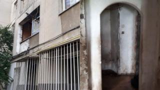 Cum arată și la ce preț se vinde o garsonieră din Capitală fără geamuri și fără uși. 