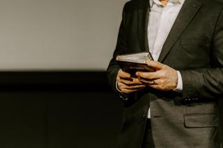 Pastor, cercetat după ce și-a păgubit enoriașii. „Dumnezeu i-a spus să vândă criptomodene”, iar banii îi cheltuia pe vacanțe