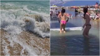 O plajă de pe litoralul românesc, inundată de valuri. Apa mării a trecut de primul rând de șezlonguri | VIDEO