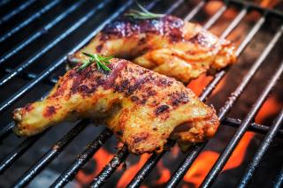 Carne de pui la grătar suculentă și savuoase. 6 rețete pe care să le încerci vara aceasta