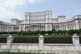 O turistă a căzut în genunchi și a plâns de fericire atunci când a văzut Palatul Parlamentului din București. Care a fost motivul