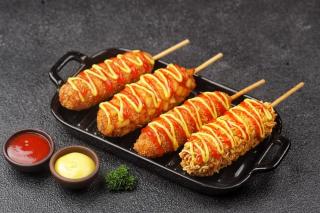 Corn Dogs. Crenvuști în aluat de mălai, o rețetă americană de crenvuști crocanți și delicioși