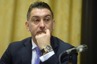 Cum arată Ilie Dumitrescu la vârsta de 57 de ani, atunci când renunță la haine și merge la piscină