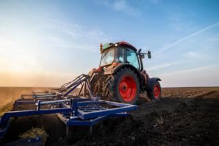 Primăria care vine în sprijinul fermierilor! Scutire de impozit pe teren și reducere de 50% la utilaje agricole