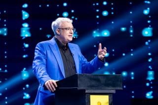 Cum a reacționat Cătălin Crișan după ce a fost criticat pentru felul în care arată la 57 de ani. „Vă cânt de 39 de ani...”