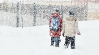 Zeci de școli din România au fost închise pe 8 ianuarie din cauza ninsorilor. Cursurile, suspendate sau organizate online