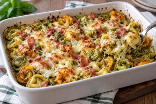 Tortellini la cuptor cu pesto și mozzarella. Rețetă din 4 ingrediente