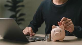 Cele 5 obiceiuri care te pot împiedica să ai succes financiar. Ce greșeli fac oamenii din clasa de mijloc, dar și cei bogați