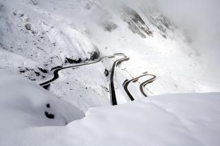 Ninsori puternice pe Transfăgărășan! Drumarii au intervenit de urgență cu utilajele de deszăpezire. Avertisment pentru șoferi
