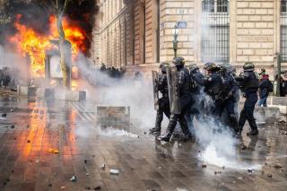 De ce au izbucnit protestele violente din Paris și cum s-a ajuns la haos. Totul a început cu nemulțumirile unor elevi
