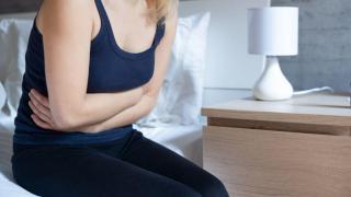 Ce să bei seara dacă te simți balonat. Băutura simplă recomandată de dieteticieni înainte de culcare