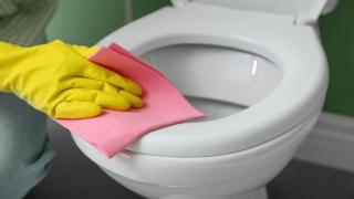 Poți curăța vasul de toaletă cu oțet? Experții spun ce funcționează, de fapt, și greșeala pe care să nu o faci