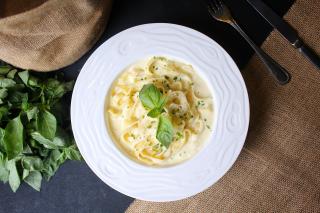 Pastele Alfredo cu 29 de grame de proteine per porție. Ingredientul care face sosul cremos