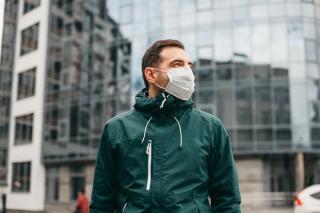 O nouă variantă COVID-19 atrage atenția specialiștilor! Simptomul care poate apărea la începutul infecției. Mulți îl ignoră