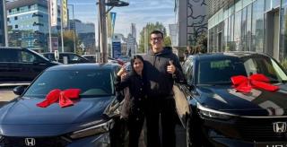 O româncă a primit două mașini și 300.000 de dolari de la un influencer. Ce l-a convins să o ajute