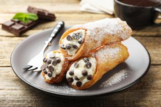 Cannoli sicilieni cu ricotta și ciocolată – rețetă italiană cu coji crocante și cremă fină