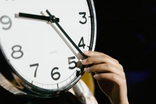 Schimbarea orei din 25 octombrie 2026 ne afectează creierul. Ce se întâmplă în organism, deși dormim o oră în plus