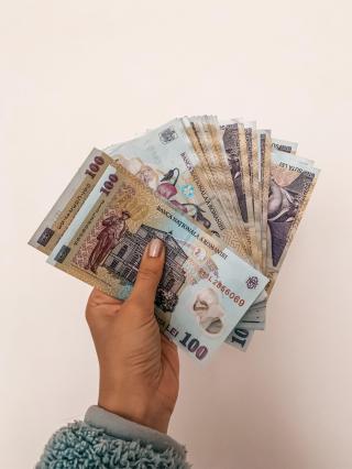 Ce nu vei mai putea plăti integral cu bani cash din 2027. Noile reguli europene și ce se schimbă pentru români