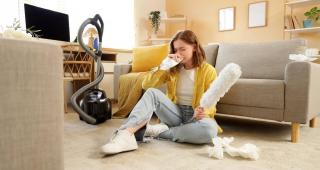 Trucul simplu care poate împiedica praful să se depună rapid pe mobilă. Ai nevoie de un produs folosit, de obicei, pentru haine