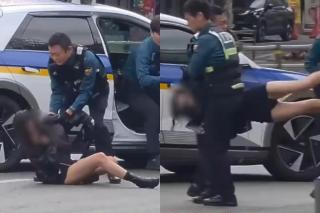 Scene incredibile pe un bulevard din Seul! O femeie mergea pe mijlocul drumului, iar apoi s-a tăvălit la intervenția polițiștilor