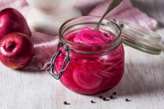 Cum se face ceapa roșie murată, crocantă și delicioasă. Rețeta simplă care transformă orice preparat
