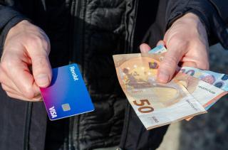 Ce se întâmplă cu banii tăi dacă Revolut nu mai funcționează? Ce trebuie să știe cei care își țin salariul în aplicație