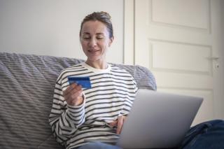 A vrut să facă un test IQ de 0,99 euro și s-a trezit cu 215 lei retrași de pe card. Ce a pățit o româncă