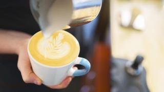 Cât costă o cafea în Europa în 2026. Unde o bei cu mai puțin de 2 euro și cât plătești în România