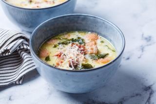 Zuppa Toscana, supa italiană cremoasă cu cartofi și cârnați. Rețeta perfectă pentru zilele reci de toamnă