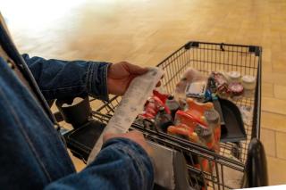 Cum să economisești bani în fiecare lună, când toate s-au scumpit. 10 schimbări simple care îți protejează bugetul
