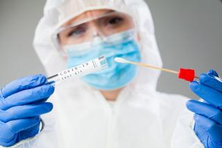 Varianta de COVID-19 care circulă în Europa. Semnele care o fac greu de deosebit de o răceală obișnuită