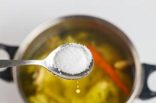 Ce trebuie să faci când pui prea multă sare în ciorbă. Trucul prin care salvezi mâncarea