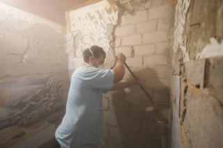 Doi soți își renovau casa veche atunci când au descoperit ceva neașteptat într-unul dintre pereți. Peste ce „comoară” au dat