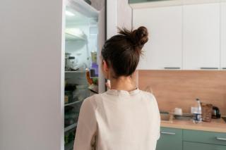 O româncă a zis ce a pățit atunci când și-a lăsat caserola cu mâncare în frigiderul de la birou. Ce a urmat