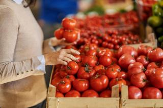 Cât costă kilogramul de roșii oltenești la piață. Prețurile i-au lăsat pe români fără cuvinte