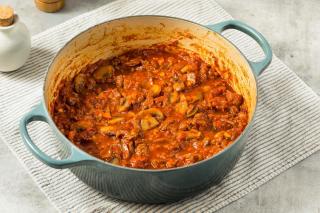 Sos ragu cu ciuperci și cârnați, perfect pentru rețete delicioase, de paste