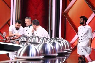 Chefi la cuțite, 13 aprilie 2026. Surpriză pentru chefi la prima degustare. Ce au putut să găsească sub cloșuri: „Nu pot să văd!”