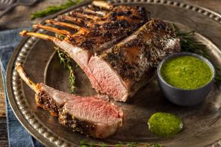 Pulpă de miel cu rozmarin și usturoi. O rețetă perfectă pentru mesele cu gust