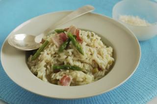 Risotto cremos cu sparanghel și bacon. Un preparat ideal pentru un prânz savuros sau cină