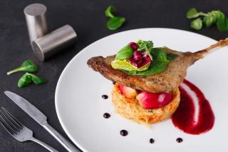 Rață confiată cu rubarbă la cuptor. Rețeta ieșită din comun care îți va suprinde întreaga familie