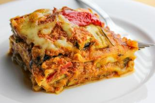 O rețetă din bucătăria italiană, pregătită de Chef Nicolai Tand: lasagna vegetariană cu legume prăjite, sos de roșii și béchamel
