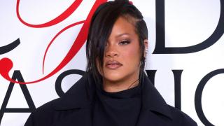 Rihanna si fiica sa, Rocki, prima poză oficială. Cum arată micuța si cu cine seamănă