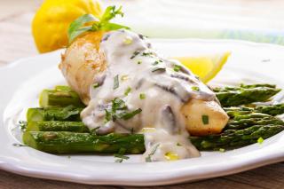 Pui cu sos cremos cu lămâie și sparanghel. Rețeta inedită care îi va fascina pe membrii familiei
