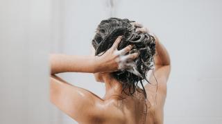 Mit sau adevăr: trebuie să te speli cu șampon de două ori? Explicația pe care nu ți‑a spus-o nimeni până acum