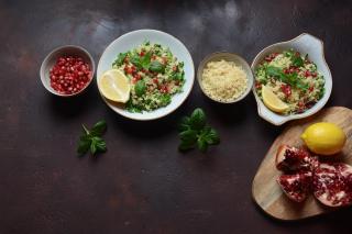Salată de couscous cu lămâie, rodie și mentă. O rețetă pe care nu vrei s-o ratezi!