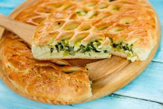 Plăcintă cu leurdă, pui și praz. Un preparat care aduce primăvara direct în bucătărie