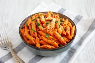 Paste alla vodka. Rețetă de paste cremoase, aromate și surprinzător de elegante
