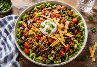 Taco Salad. Rețetă consistentă și sățioasă, inspirată din varianta clasică Tex-Mex